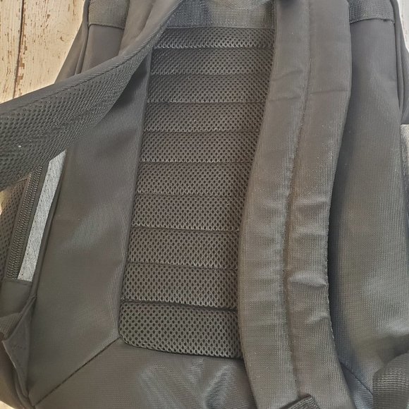 Eddie Bauer Atlas Backpack Black with Insulated side pouch, Magnetic closure - Picture 10 of 16